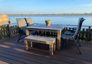 Terrasse über dem Wasser